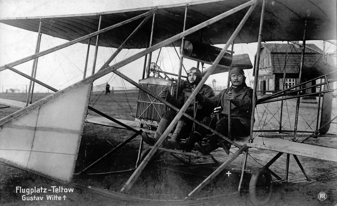 schwarz-weiß Foto: Zwei Männer in einem Segelflugzeug.