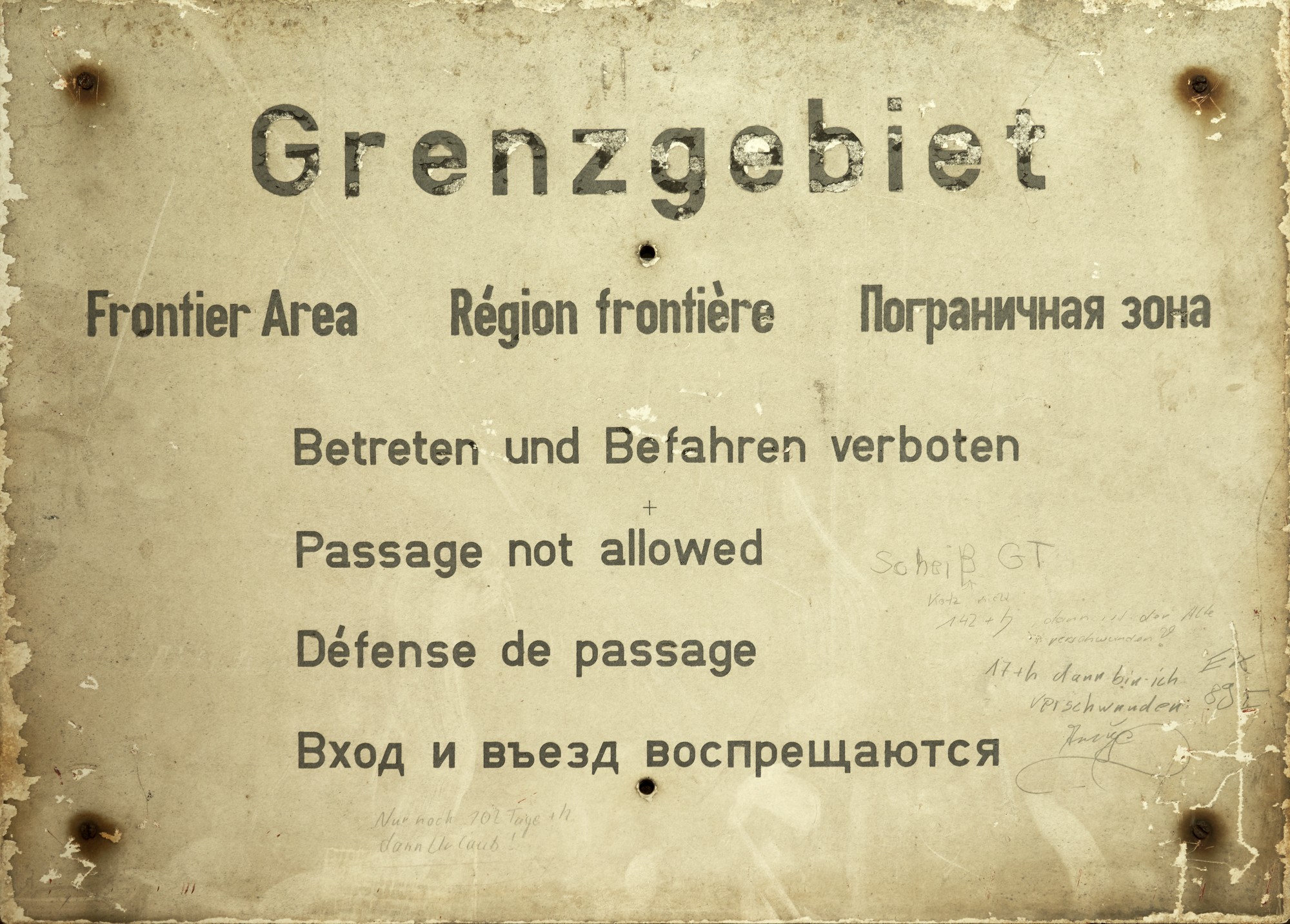 Foto einer Tafel mit der Ausfschrift "Grenzgebiet" und dem Vermerk "Betreten und Befahren verboten" in deutsch, englisch, französisch und russisch.