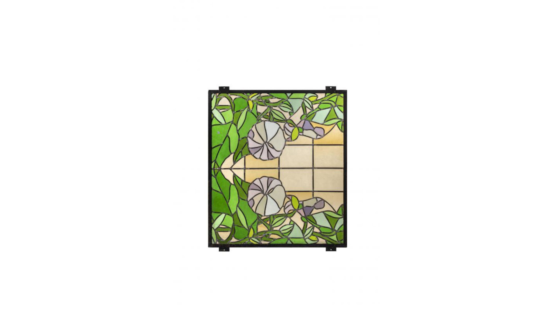 Das Bild zeigt ein bleiverglastes Fenster mit floralen Motiven. Das Design besteht aus verschiedenen Grün-, Lila- und Creme-Tönen, die Blätter und Blüten darstellen. Das Fenster ist von einem schwarzen Metallrahmen eingefasst und wirkt wie ein Jugendstil-Kunstwerk.